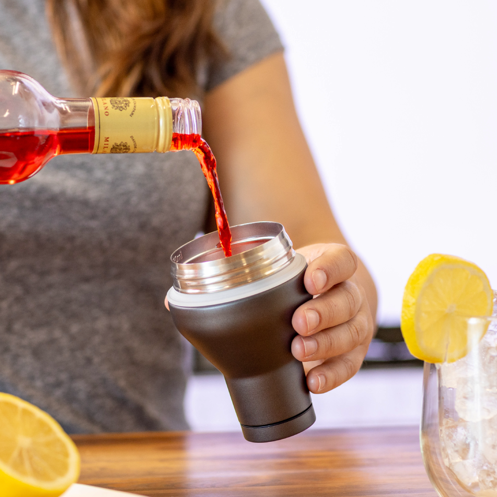 cocktail-shaker-lid-b8 Cocktail_Shaker_lifestyle_2_b714e13d-dd84-4844-956f-11cddc294041.png